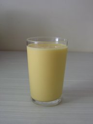 Un verre de lassi à la mangue