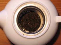 Le thé dans le filtre d'une grande théière