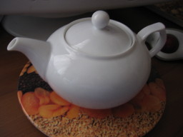 Le thé infuse dans la théière